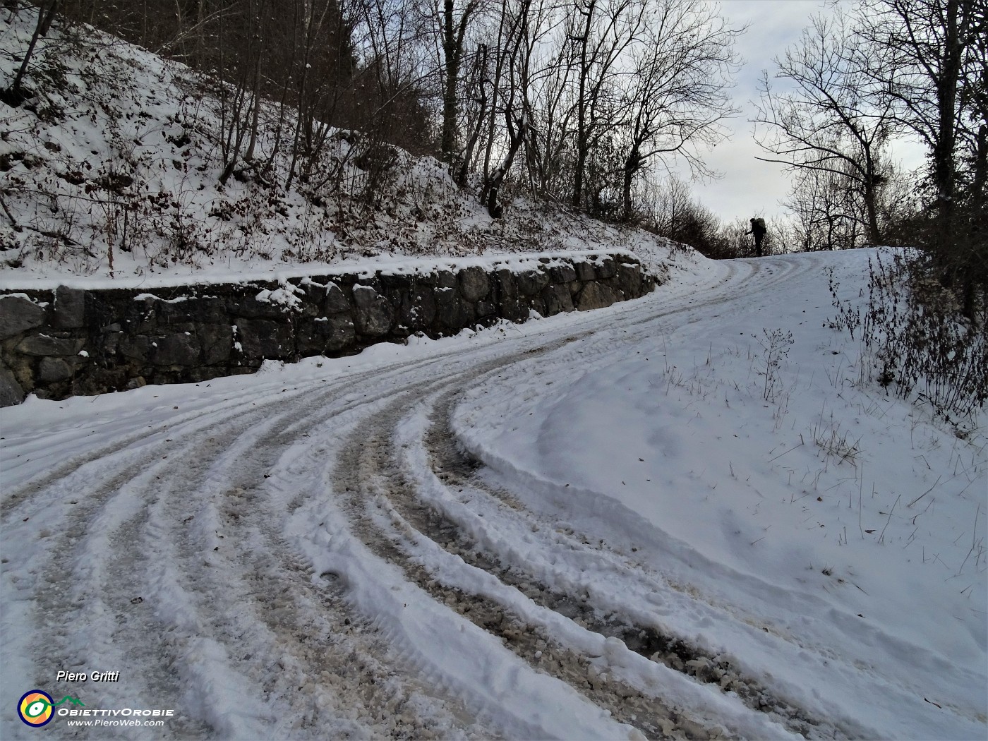 10 Strada ghiacciata, si cammina ai lati sulla neve.JPG